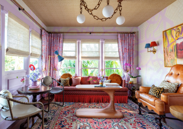 Perpaduan warna dinding cerah dan aksen bantal dengan pola berani